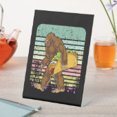 Funny Bigfoot Holding A Taco Reclamebord Met Voetstuk (Insitu)