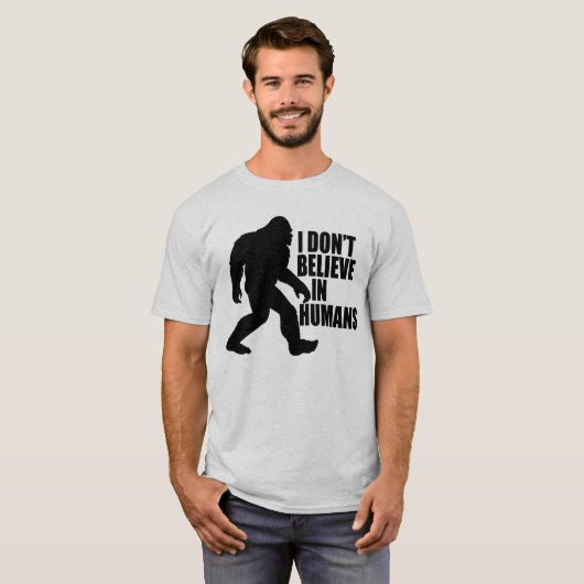 Funny Bigfoot-ik geloof niet in mensen T-shirt (Voorkant volledig)