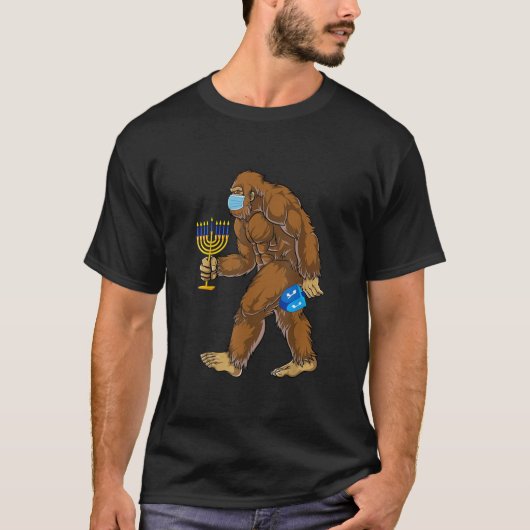 Funny Bigfoot Mask Menorah Hanukkah Quarantine T-shirt (Voorkant)