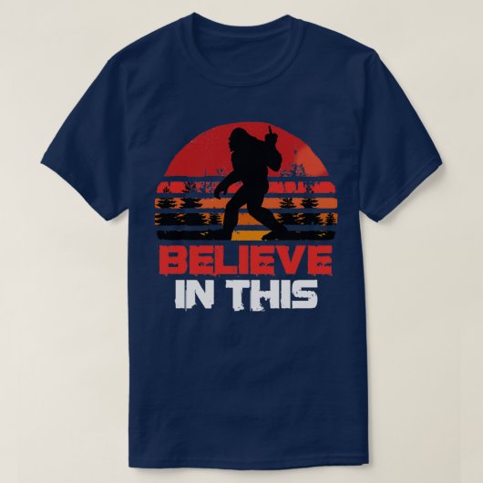 Funny Bigfoot Middle Finger Believe in This Sunset T-shirt (Design voorkant)