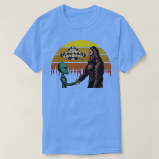 Funny Bigfoot Sasquatch en Alien UFO Abductie T-shirt (Design voorkant)