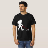 Funny Bigfoot Sasquatch Walking Dachshund Weiner D T-shirt (Voorkant volledig)