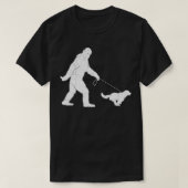 Funny Bigfoot Sasquatch Walking Golden Retriever D T-shirt (Design voorkant)