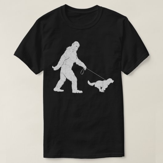 Funny Bigfoot Sasquatch Walking Golden Retriever D T-shirt (Design voorkant)