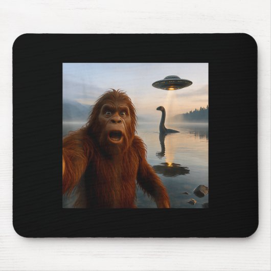Funny Bigfoot Selfie With Loch Ness Monster And Uf Muismat (Voorkant)
