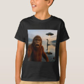 Funny Bigfoot Selfie With Loch Ness Monster And Uf T-shirt (Voorkant)