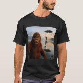 Funny Bigfoot Selfie With Loch Ness Monster And Uf T-shirt (Voorkant)