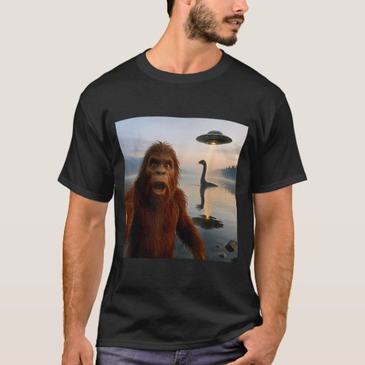 Funny Bigfoot Selfie With Loch Ness Monster And Uf T-shirt (Voorkant)