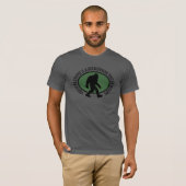 Funny Bigfoot vierkant in deze Bossen ovaal design T-shirt (Voorkant volledig)
