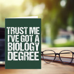 Funny Biology Major Afstuderen Green Bioloog Kaart<br><div class="desc">Geloof me,  ik heb een biologie graad. Een afstuderen humor kaart voor een grappige bioleraar of professor nadat ze een universiteit of universiteit met een doctoraatsdiploma hebben afstuderen. Een coole bioloog citeert design.</div>