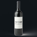 Funny Birthday Aged Fine Wijn Etiket<br><div class="desc">Deze etiketten zijn grappig en zoet. Deze etiketten lezen: "Je bent oud als een mooie wijn" en je bent perfect om je geliefde verjaardagen te vieren!</div>