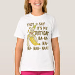 Funny Birthday Banana Cartoon Humor Unieke T-shirt<br><div class="desc">Ze zeggen dat het mijn verjaardag is / Ba-na-na-na-naa-naa. Dit grappige,  gekke verjaardagsshirt heeft een handgetekende cartoon banaan met een sterband en een pet voor een  voor een pointy-verjaardag. Het is geschikt voor alle leeftijden: kinderen en eeuwige kinderen. Viel je verjaardag in stijl met dit belachelijke shirt.</div>