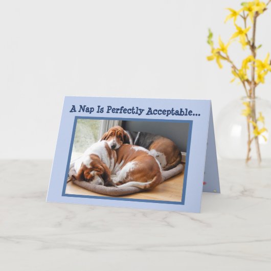 Funny Birthday Card met Cute Napping Basset Hounds Kaart (Gele Bloem)