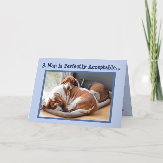 Funny Birthday Card met Cute Napping Basset Hounds Kaart (Voorkant)