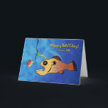 Funny Birthday for Dad, Anglerfish Baitday Kaart<br><div class="desc">Papieren verjaardagscadeau voor een vader/vader. Een grappige illustratie van een zeeduivel die klaar staat om een verjaardagstaart te eten. Een grappige verjaardagskaart met Happy Baitday! op de cover. Afbeelding en vers copyright © Shoaff Ballanger Studios.</div>