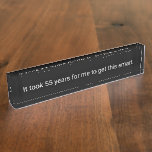 Funny Birthday Kantoor Employee Gift Desk Name Pla Naambordje<br><div class="desc">Grappig kantoor verjaardagsgeschenk in een humoristisch design,  waardoor je de tijd kunt verdienen in een professionele zakelijke omgeving die is gemaakt op acryl van hoge kwaliteit met de mogelijkheid om het leeftijdsnummer aan te passen.</div>