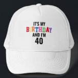 Funny Birthday Quote Custom Age Colorful Trucker Pet<br><div class="desc">Grappig Birthday Quote Custom Age Colorful Trucker Hat zal iedereen laten lachen! Het pet is het perfecte verjaardagscadeau voor iemand die veertig wordt! Het is ontworpen op wit met felrood, blauw, groen, geel, oranje, paars en roze typografie die zegt: "Het is mijn verjaardag en ik ben 40" en je kunt...</div>