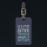 Funny Birthday Quote Old genoeg Young genoeg Bagagelabel<br><div class="desc">Het maakt een groot geschenk voor hen die verjaardagen vieren, in hun 20e of 30e jaren. Hoe oud ben je? Oud genoeg om beter te weten. Jong genoeg om het toch te doen. Grappig en grappig citaat om de wereld te laten weten dat je nog steeds de gave hebt. De...</div>