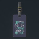 Funny Birthday Quote Old genoeg Young genoeg Bagagelabel<br><div class="desc">Het maakt een groot geschenk voor hen die verjaardagen vieren, in hun 20e of 30e jaren. Hoe oud ben je? Oud genoeg om beter te weten. Jong genoeg om het toch te doen. Grappig en grappig citaat om de wereld te laten weten dat je nog steeds de gave hebt. De...</div>