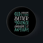Funny Birthday Quote Old genoeg Young genoeg Ronde Button 5,7 Cm<br><div class="desc">Het maakt een groot geschenk voor hen die verjaardagen vieren, in hun 20e of 30e jaren. Hoe oud ben je? Oud genoeg om beter te weten. Jong genoeg om het toch te doen. Grappig en grappig citaat om de wereld te laten weten dat je nog steeds de gave hebt. De...</div>