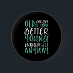 Funny Birthday Quote Old genoeg Young genoeg Ronde Button 5,7 Cm<br><div class="desc">Het maakt een groot geschenk voor hen die verjaardagen vieren, in hun 20e of 30e jaren. Hoe oud ben je? Oud genoeg om beter te weten. Jong genoeg om het toch te doen. Grappig en grappig citaat om de wereld te laten weten dat je nog steeds de gave hebt. De...</div>