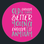 Funny Birthday Quote Old genoeg Young genoeg Ronde Sticker<br><div class="desc">Het maakt een groot geschenk voor hen die verjaardagen vieren, in hun 20e of 30e jaren. Hoe oud ben je? Oud genoeg om beter te weten. Jong genoeg om het toch te doen. Grappig en grappig citaat om de wereld te laten weten dat je nog steeds de gave hebt. De...</div>
