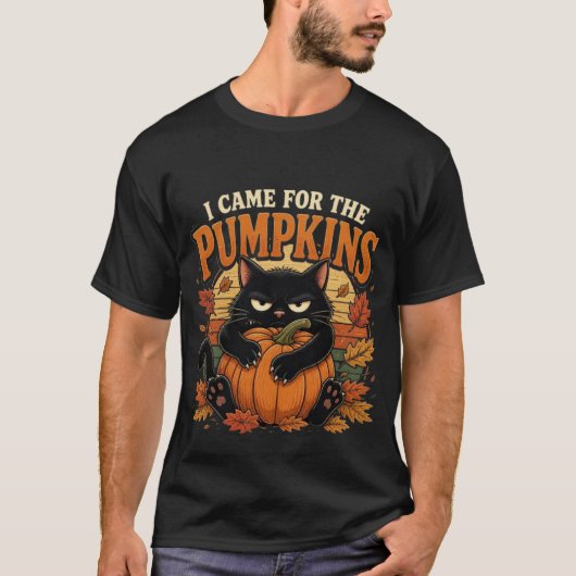 Funny Black Cat Hugging Pumpkin T-Shirt (Voorkant)