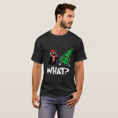 Funny Black Cat Xmas Pushing Christmas Tree Over C T-shirt (Voorkant volledig)