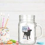 Funny Black Lab Dog Custom Birthday Age and Name Mason Jar<br><div class="desc">Het perfecte verjaardagsfeest voor hondenliefhebbers. Het ontwerp is aan beide zijden bedrukt met een zwarte labrador rekwaas met een pet voor verjaardagsfeestjes. Voeg je eigen tekst toe - "Happy??the Birthday" en de naam van de verjaardag. Cute, feestelijke, leuke vormgeving voor iedereen die van honden houdt en een verjaardag heeft. Pet-liefhebbers,...</div>