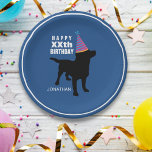 Funny Black Lab Dog Custom Birthday Papieren Bordje<br><div class="desc">De perfecte borden voor verjaardagsartikelen voor hondenliefhebbers - het ontwerp is voorzien van een zwarte labrador rekwieg-hond met een verjaardagsfeestje pet. Voeg je eigen tekst toe - "Happy??the Birthday" en de naam van de verjaardag. Cute, feestelijke, leuke vormgeving voor iedereen die van honden houdt en een verjaardag heeft. Pet-liefhebbers, kinderen,...</div>