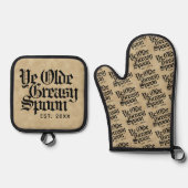 Funny Blackletter Script Ye Olde Greasy Spoon Ovenwant & Pannenlap Set (Voorkant)