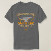 Funny Blacksmith-baan verwarmt het dan en slaat he T-shirt (Design voorkant)
