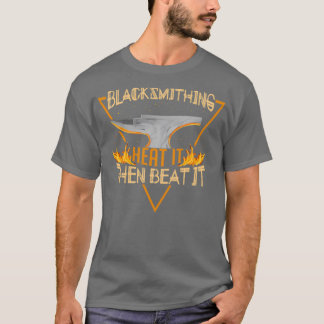 Funny Blacksmith-baan verwarmt het dan en slaat he T-shirt