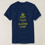Funny blijft kalm koken in shirt voor master chef-<br><div class="desc">Vreemd blijft kalm koken naar shirt voor meester chef-kok. Blauw en geel typografische ontwerp met kroon. Cool Vaderdag gift idee voor grillmaster,  bq koning,  beste vader,  beste vader,  grootvader,  stiefvader enz. Ook geweldig als Birthday cadeau voor broer,  oom,  medewerker,  vriend enz. Aangepaste t - shirts met leuke design.</div>