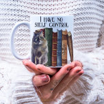 Funny Book Lover Quote Cute Cats Bookworm Name Koffiemok<br><div class="desc">Een grappig boekenliefdesontwerp met stapels waterverf-geschilderde boeken en schattige kittens met een aanpasbaar citaat "Ik heb geen plankencontrole" en een naam voor een gepersonaliseerd cadeau voor vrienden van je boekenliefhebber en familie- of boekenclubs.</div>