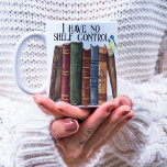 Funny Book Lover Quote heb ik geen Shelf Control Koffiemok<br><div class="desc">Een grappig boekenliefdesontwerp met stapels waterverf-geschilderde boeken en vogels met een aanpasbaar citaat "Ik heb geen plankencontrole" en een naam voor een persoonlijk cadeau voor vrienden en familie van je boekenliefhebber of leden van de boekenclub.</div>