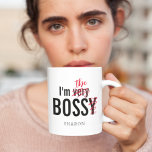 Funny Bossy Boss Koffiemok<br><div class="desc">Hilarious baas kantoor koffie mok met de grappige zin "Ik ben erg BOSSY",  maar met de 'zeer' en 'y' doorkruist en vervangen door 'de',  plus je baas naam.</div>