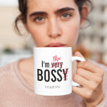 Funny Bossy Boss Koffiemok<br><div class="desc">Deze niet-jouw-gemiddelde koffie mok verkondigt vrijmoedig 'Ik ben erg BAZIG', alleen met een twist! De 'very' en 'y' zijn opzettelijk doorgestreept, vervangen door 'the' en vervolgens gepersonaliseerd met de naam van je baas. Laat je kantoor-maten lachen terwijl je iedereen die de leiding heeft subtiel herinnert. Boost het moreel van de...</div>