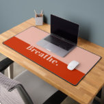 Funny Breathe Modern Minimalist Bold Sinaasappel R Bureaumat<br><div class="desc">Voeg wat plezier en persoonlijkheid toe aan uw werkruimte met deze grappige bureaumat! Deze bureaumat is voorzien van een hilarische motivatie quote die je zal laten glimlachen elke keer dat je ernaar kijkt. Of u nu thuis werkt of in een kantoor, deze bureaumat zal uw dag opfleuren en uw bureau...</div>