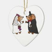 Funny Bride en Groom Hedégel Wedding Art Keramisch Ornament (Links)