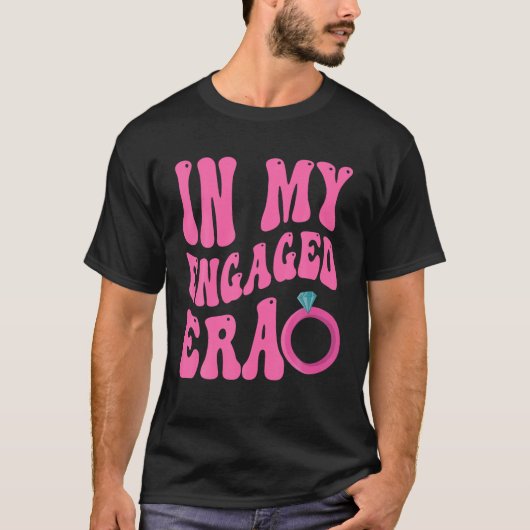 Funny Bride In My Engaged Era Verloving Retro Gro T-shirt (Voorkant)