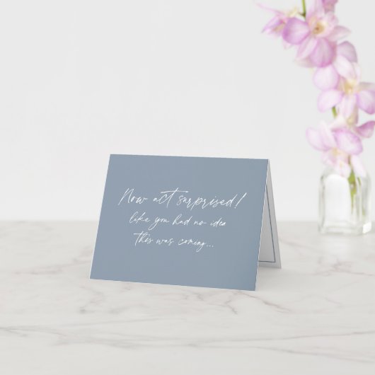 Funny Bridesmaid-voorstel, Dusty Blue Modern scrip Kaart (Orchidee)