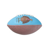 Funny brown farmyard turkey met vliegende cartoon american football (Gedraaid 90)