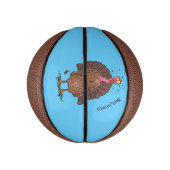 Funny brown farmyard turkey met vliegende cartoon basketbal (Verticaal)