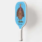 Funny brown farmyard turkey met vliegende cartoon  pickleball paddle (Links)