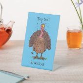 Funny brown farmyard turkey met vliegende cartoon reclamebord met voetstuk (Insitu)