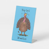 Funny brown farmyard turkey met vliegende cartoon reclamebord met voetstuk (Voorkant)