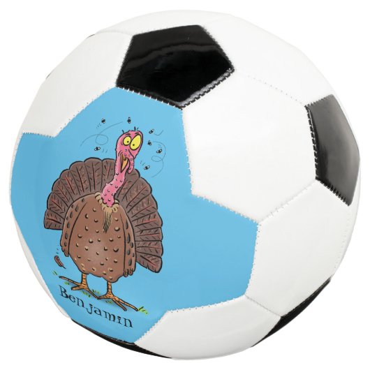 Funny brown farmyard turkey met vliegende cartoon voetbal (Drie kwart)
