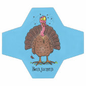 Funny brown farmyard turkey met vliegende cartoon voetbal (Enkel)