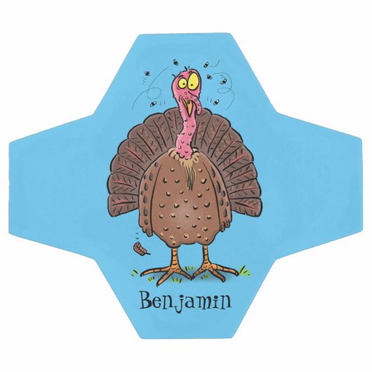 Funny brown farmyard turkey met vliegende cartoon voetbal (Enkel)